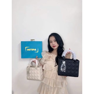 [FULLBOX]TÚI XÁCH NỮ MITIPA STORE SIZE 20 DÁNG VUÔNG THÊU QUẢ TRÁM TẶNG KÈM CHARM VÀ DÂY ĐEO CHÉO