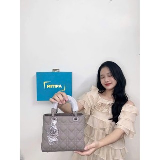[FULLBOX]TÚI XÁCH NỮ MITIPA STORE SIZE 20 DÁNG VUÔNG THÊU QUẢ TRÁM TẶNG KÈM CHARM VÀ DÂY ĐEO CHÉO
