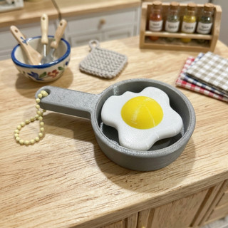 🍳🍳🍳 MÓC KHÓA CLICKY CHẢO CHIÊN TRỨNG ỐP LA -  NHỰA 3D – NHỎ XINH, CLICK CÁI LÀ GHIỀN