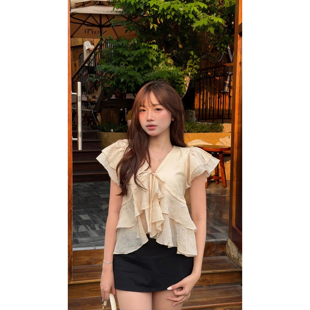 Áo kiểu nữ đũi tơ nhún bèo tầng vạt chéo thắt nơ ngực áo blouse tay cánh tiên dáng suông babydoll HCOM27319