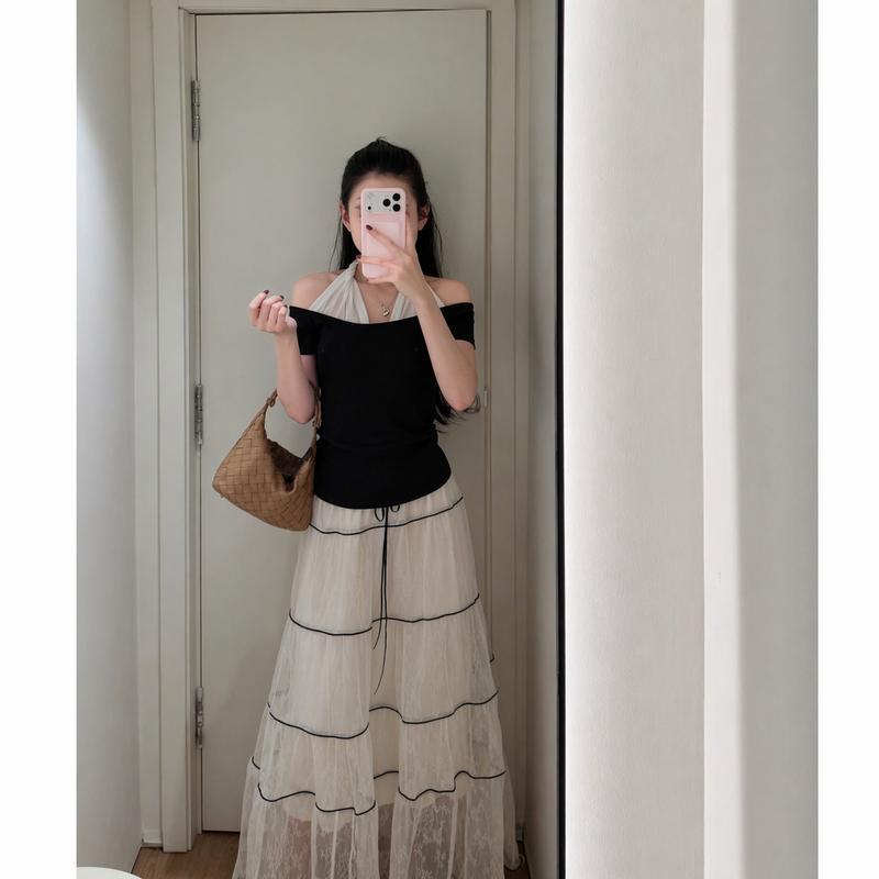 Áo croptop giả hai lớp trễ vai cổ yếm trắng đen áo blouse ngắn tay ôm sát nách HCOM27332