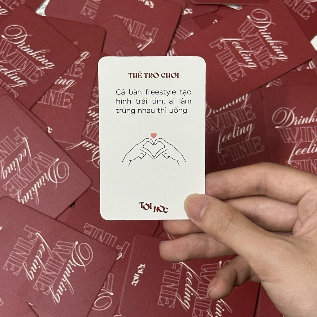 Bài chơi cùng bạn bè Tới Nóc drinking game khiến cả bài phải zô liên tục phàn xạ, cà khịa, gài bẫy