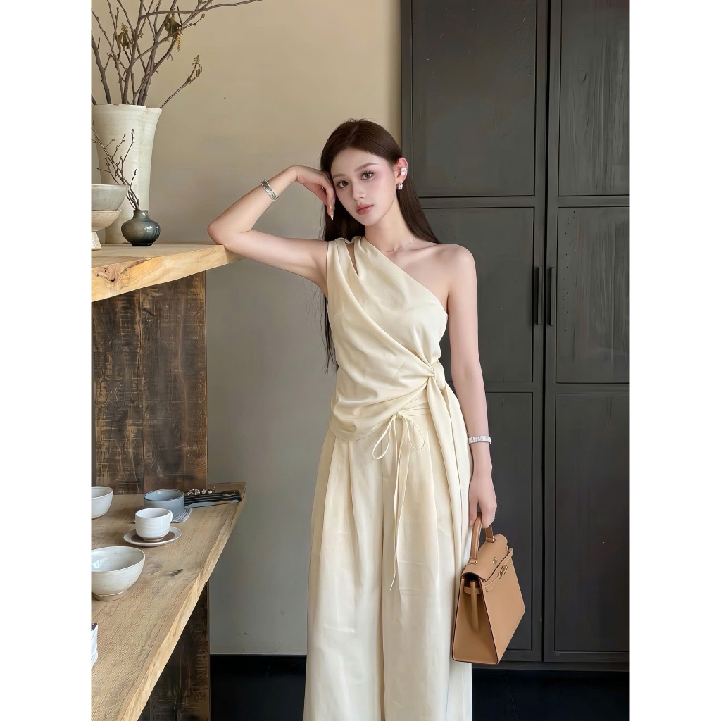 ZIMM STORE-Set áo lệch vai vắt chéo buộc nơ hông kèm quần dài ống suông màu beZIMM à thương hiệu thời trang thiết kế trẻ