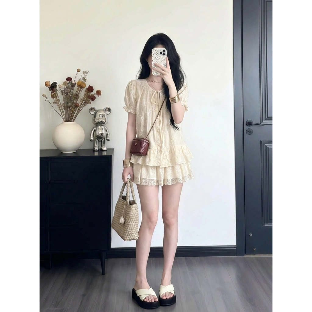 Bộ đồ nữ đi du lịch hè set váy voan ren đục lỗ thêu nổi phối dây rút thắt nơ cổ áo babydoll HCOM27242