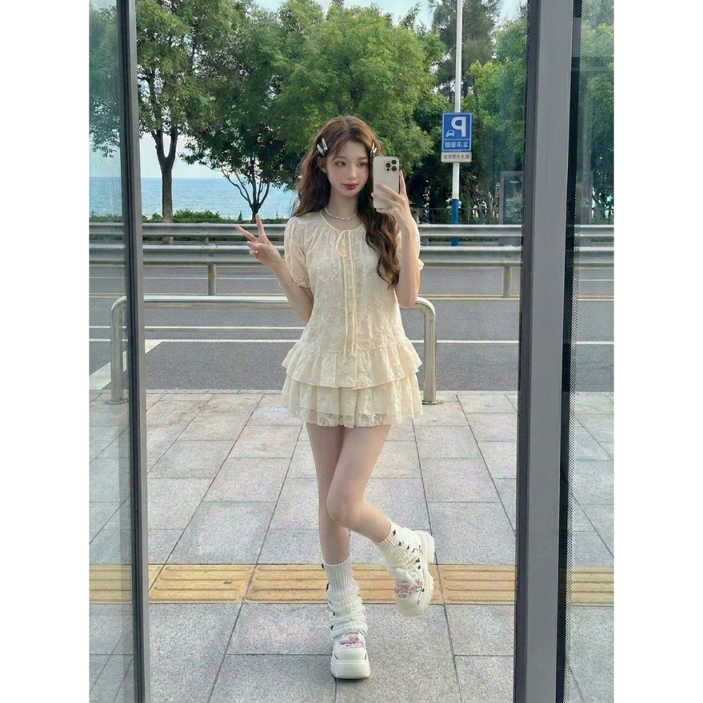 Bộ đồ nữ đi du lịch hè set váy voan ren đục lỗ thêu nổi phối dây rút thắt nơ cổ áo babydoll HCOM27242