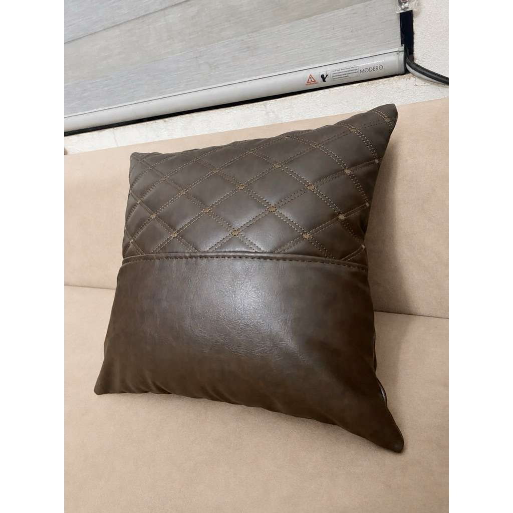 Gối trần trám ngang, Gối decor trang trí, Gối ôm tựa chất liệu da Cleo phong cách sang trọng.