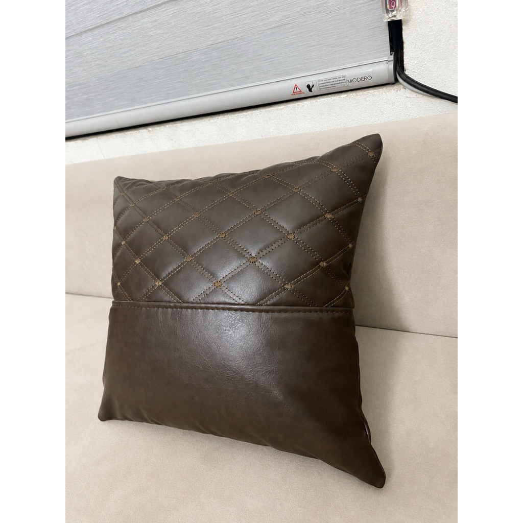 Gối trần trám ngang, Gối decor trang trí, Gối ôm tựa chất liệu da Cleo phong cách sang trọng.