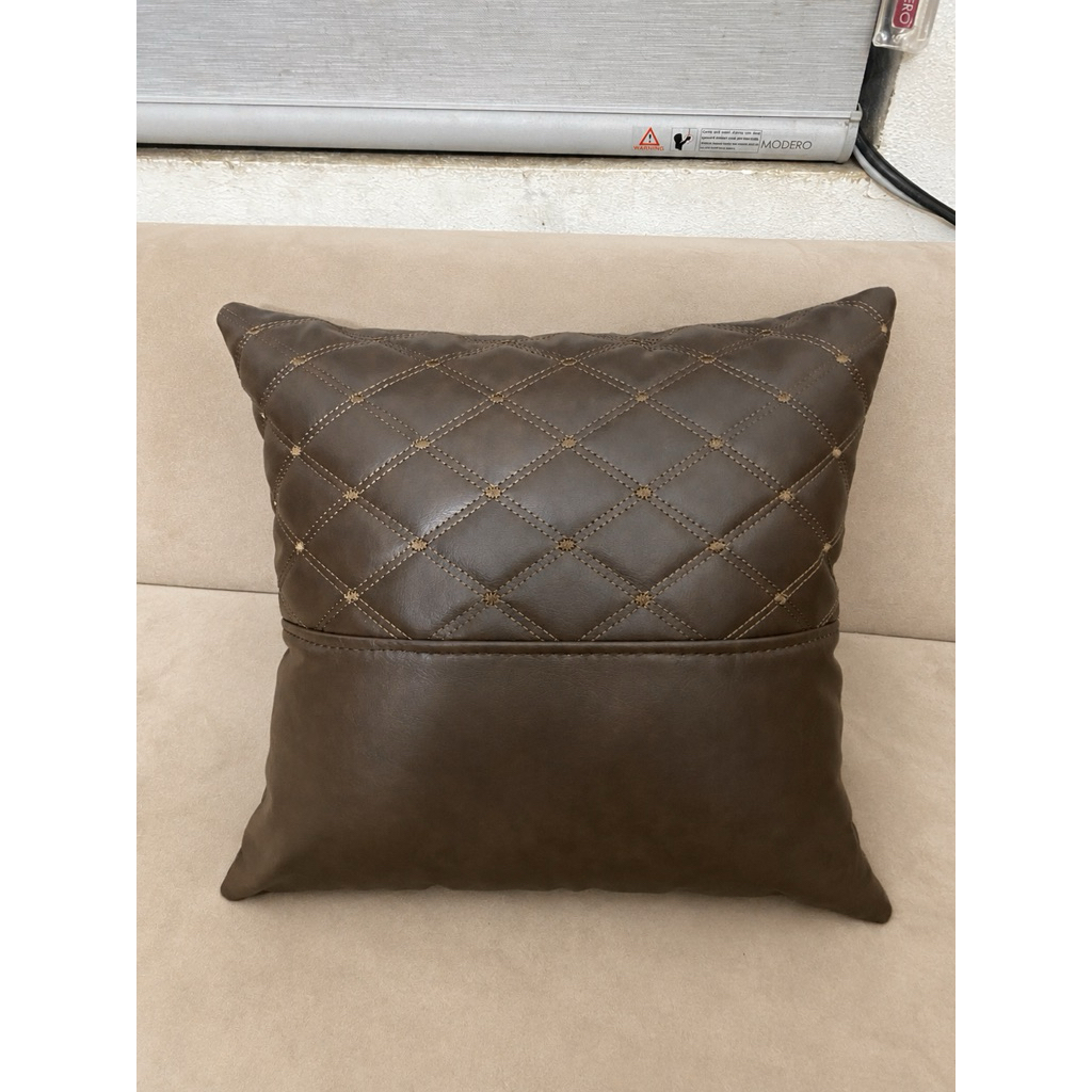 Gối trần trám ngang, Gối decor trang trí, Gối ôm tựa chất liệu da Cleo phong cách sang trọng.