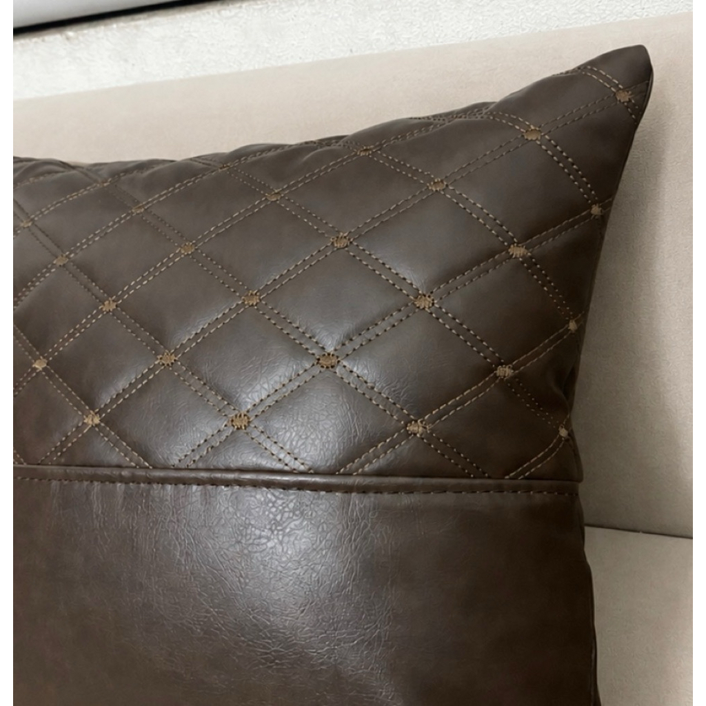 Gối trần trám ngang, Gối decor trang trí, Gối ôm tựa chất liệu da Cleo phong cách sang trọng.