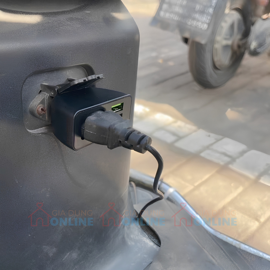 Bộ sạc điện thoại chân cắm Type T cho xe điện ắc quy 12-100V, 2 cổng USB A và 1 cổng Type C công suất tối đa 66W