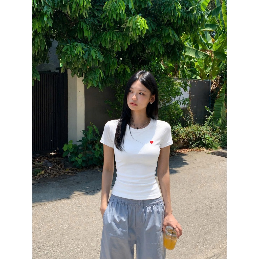 Áo Phông Nữ Cổ Tròn Thêu Trái Tim Đỏ, Áo Thun Cotton Zip Co Giãn 4 Chiều Basic Form Ôm Nhẹ Tôn Dáng HA8 Chezi house
