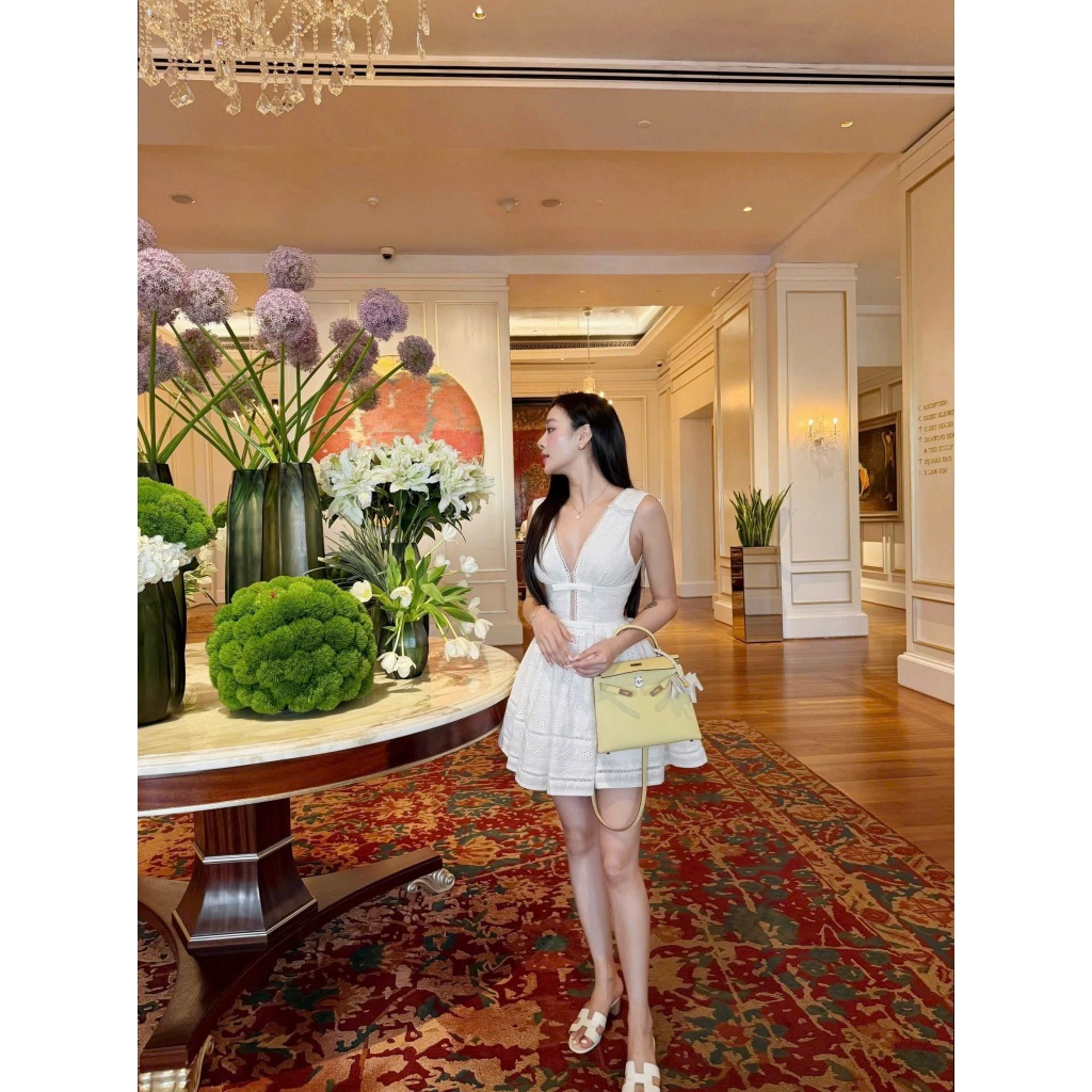 ZIMM STORE-Váy babydoll trắng sát nách cổ V khoét sâu phối nơ giữa ngực chất ren thêu đục lỗ