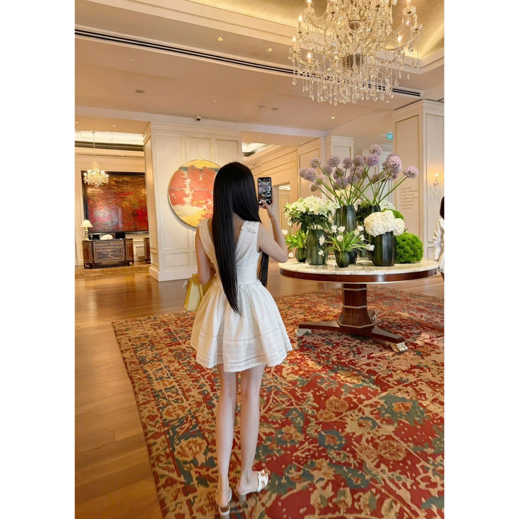 ZIMM STORE-Váy babydoll trắng sát nách cổ V khoét sâu phối nơ giữa ngực chất ren thêu đục lỗ