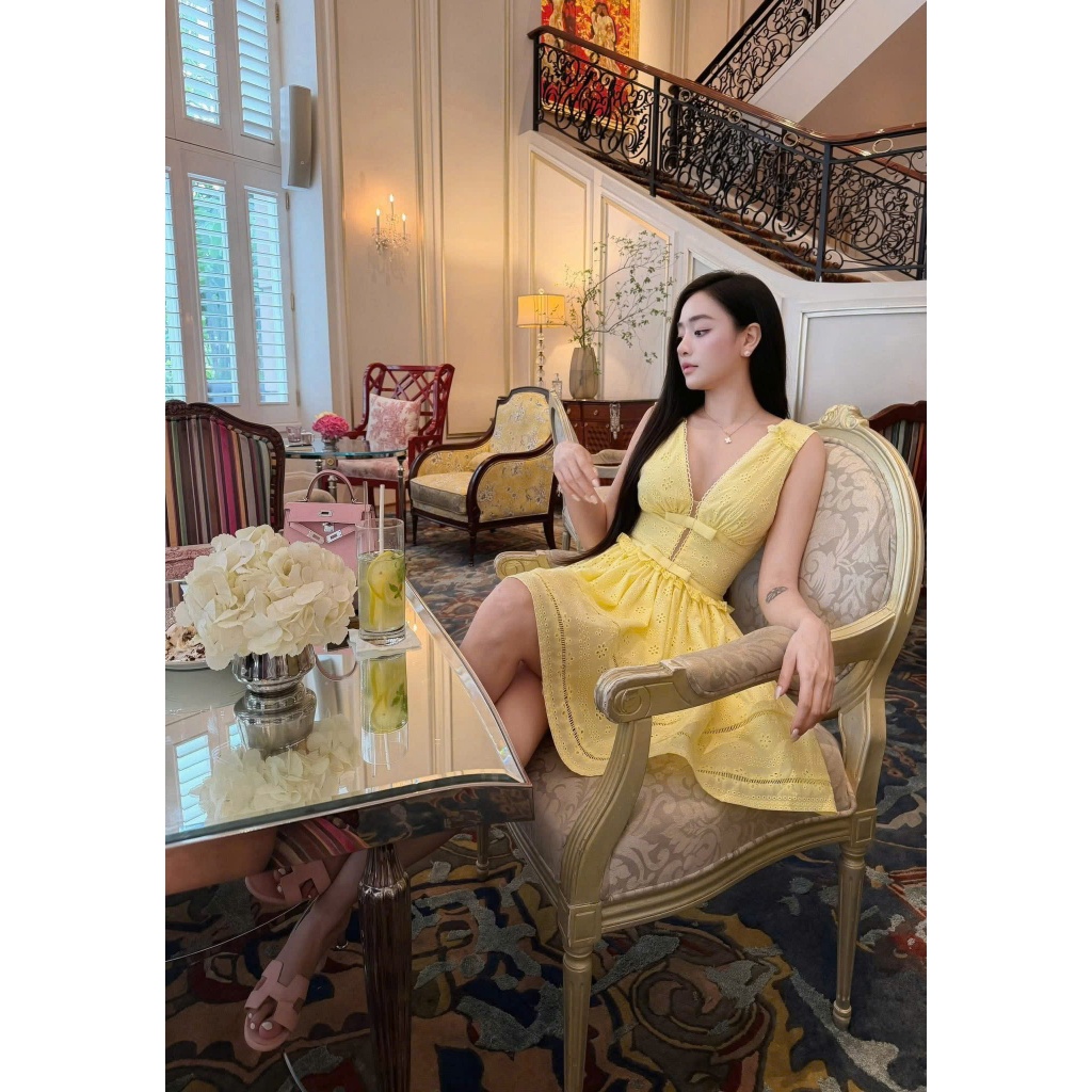 ZIMM STORE-Váy babydoll trắng sát nách cổ V khoét sâu phối nơ giữa ngực chất ren thêu đục lỗ