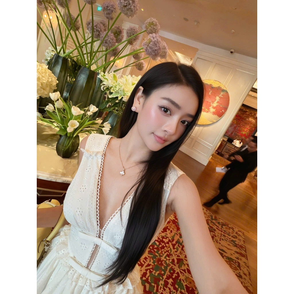 ZIMM STORE-Váy babydoll trắng sát nách cổ V khoét sâu phối nơ giữa ngực chất ren thêu đục lỗ