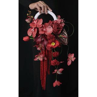 bó hoa cưới cầm tay cô dâu Red Queen