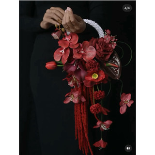 bó hoa cưới cầm tay cô dâu Red Queen