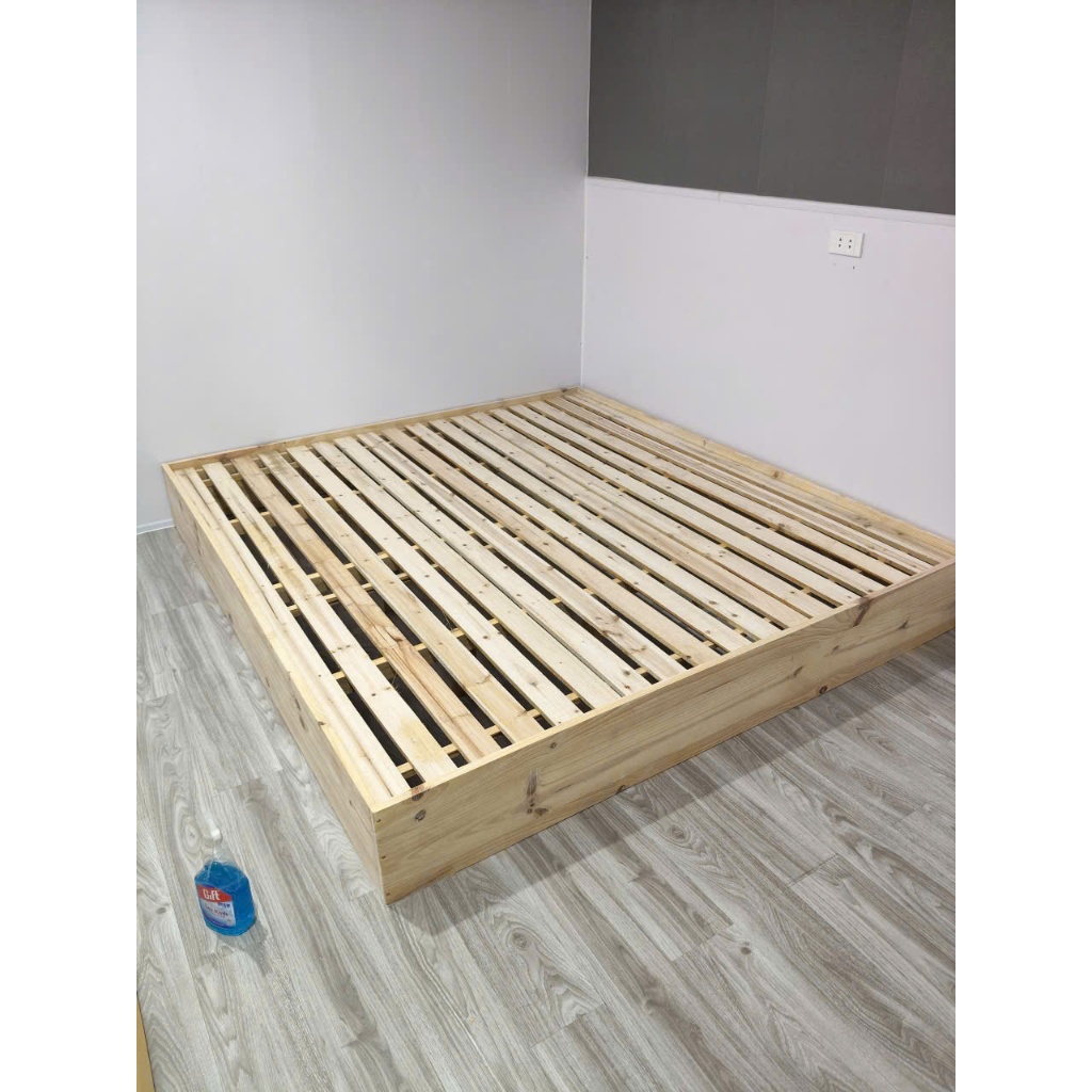 Gường pallet gỗ tự nhiên , có thành chống trôi đệm chiếu ( ảnh thật)
