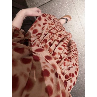 Váy vintage họa tiết chấm bi loang đỏ thiết kế cổ chữ V phối tay bồng lỡ