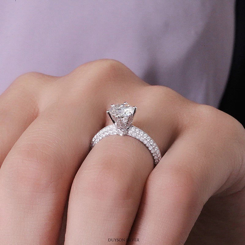 Nhẫn nữ Ý, mạ vàng trắng, kiểu dáng cao cấp, đính đá quý chất lượng cao, tinh tế và sang trọng.