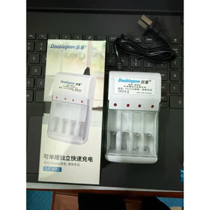 Bộ sạc đa năng Doublepow DP-B02 dùng sạc cho 4 viên pin tiểu AA hoặc AAA