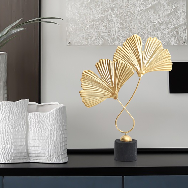 Tượng lá vàng kim loại đế gỗ đen decor nhà cửa