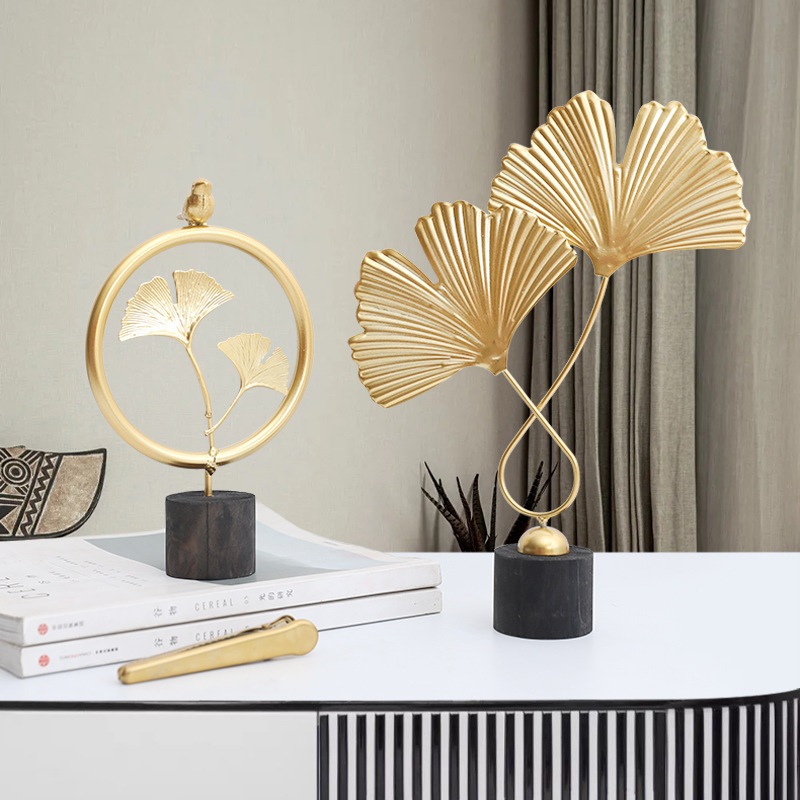 Tượng lá vàng kim loại đế gỗ đen decor nhà cửa