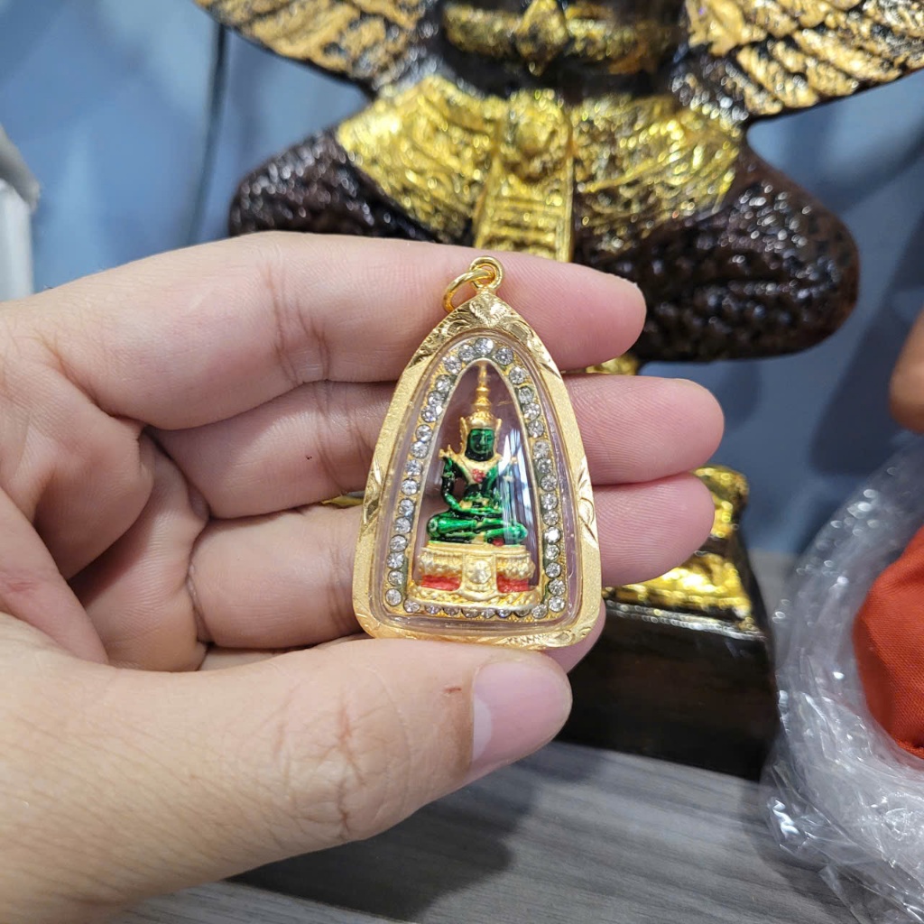 Mặt Đeo Cổ Phụ Kiện Tượng Ngồi Giả Ngọc Đính Đá Viền Vàng Trang Trí Góc Làm Việc Nhỏ Gọn 4cm