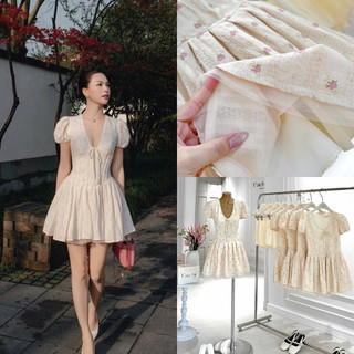 SEP House - Đầm hoa nhí cổ V tay bồng chiết eo xếp ly tà xoè nhẹ 2 lớp kèm quần bảo hộ màu kem sang trọng, nhẹ nhàng