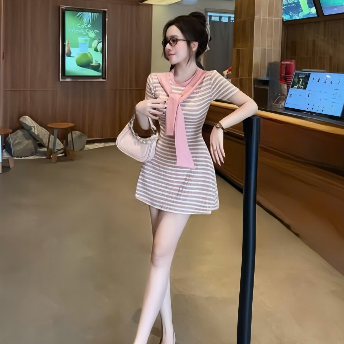 Đầm sọc tay ngắn cổ tròn phối khăn,chất thun tăm kèm quần rời thời trang