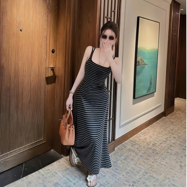 Đầm 2 dây sọc đen dáng dài,cắt xẻ kiểu ở lưng chất thun tăm thời trang