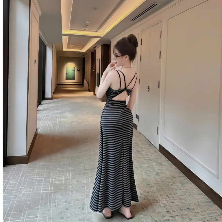 Đầm 2 dây sọc đen dáng dài,cắt xẻ kiểu ở lưng chất thun tăm thời trang