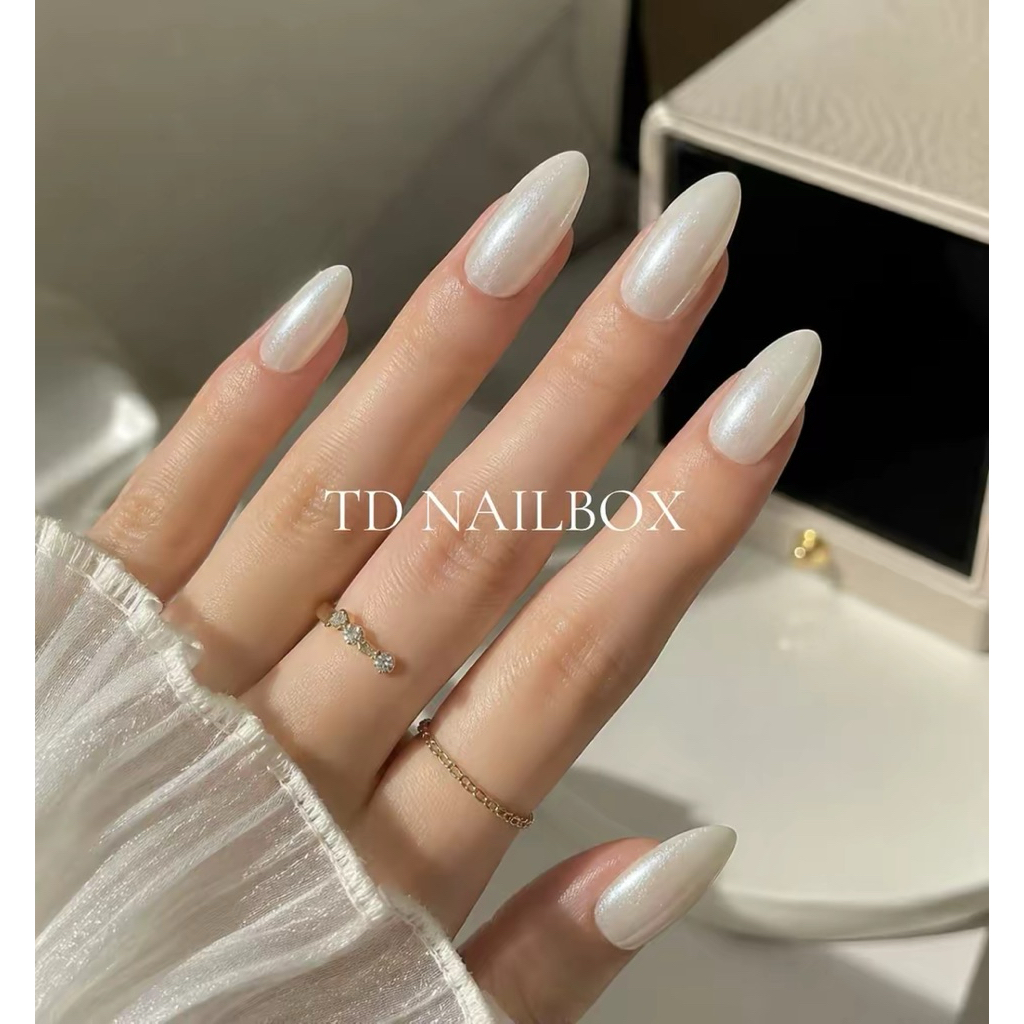 nailbox móng tay giả tráng gương ánh ngọc trai  nền gạo siêu sang chảnh