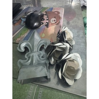 Hoa Hồng Sắt cơ khí được chế tác từ thép bằng các công đoạn cắt, uốn và hàn tỉ mỉ. Từng cánh hoa được tạo hình thủ công,