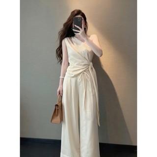 Áo kiểu dáng hở một bên vai quấn eo mix dây nơ dài phối quần suông rộng