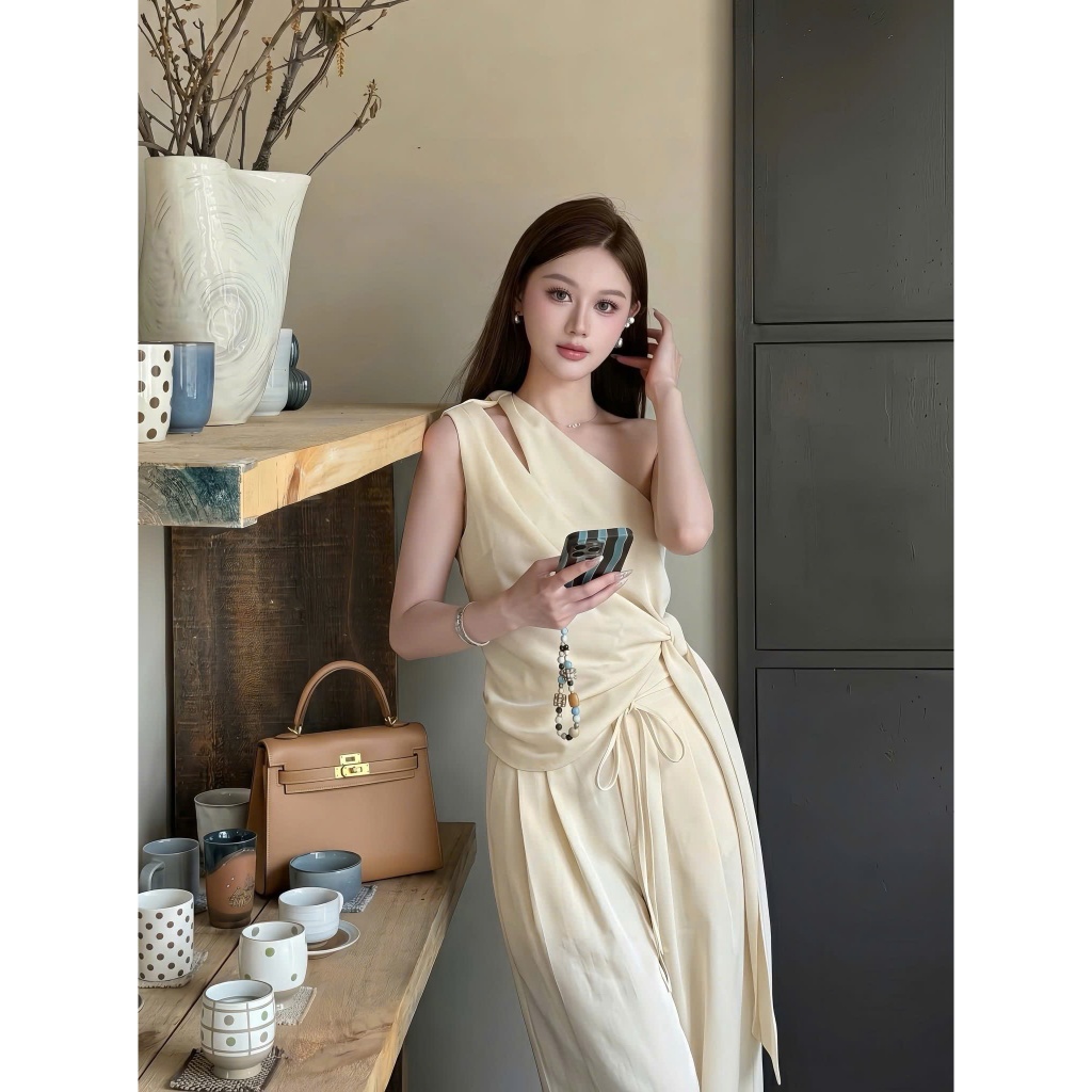 ZIMM STORE-Set áo lệch vai vắt chéo buộc nơ hông kèm quần dài ống suông màu beZIMM à thương hiệu thời trang thiết kế trẻ