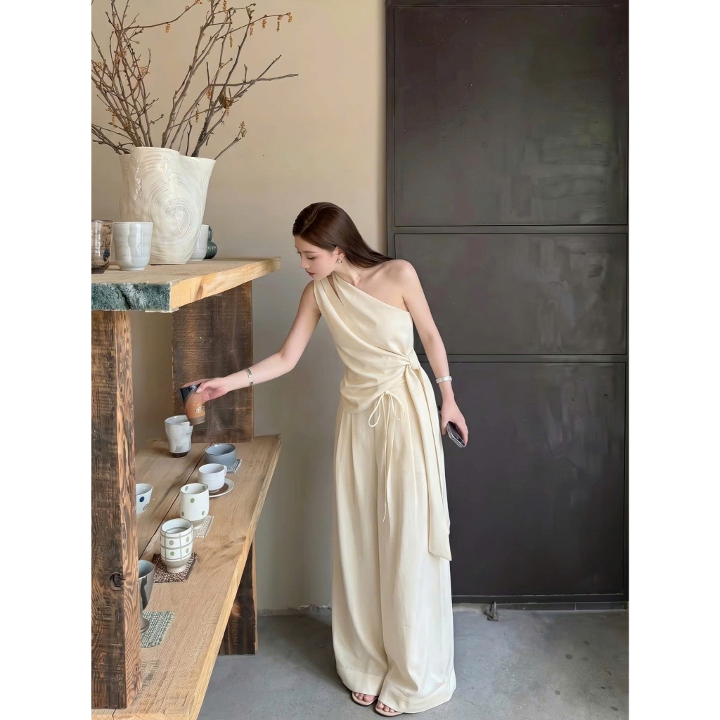 ZIMM STORE-Set áo lệch vai vắt chéo buộc nơ hông kèm quần dài ống suông màu beZIMM à thương hiệu thời trang thiết kế trẻ