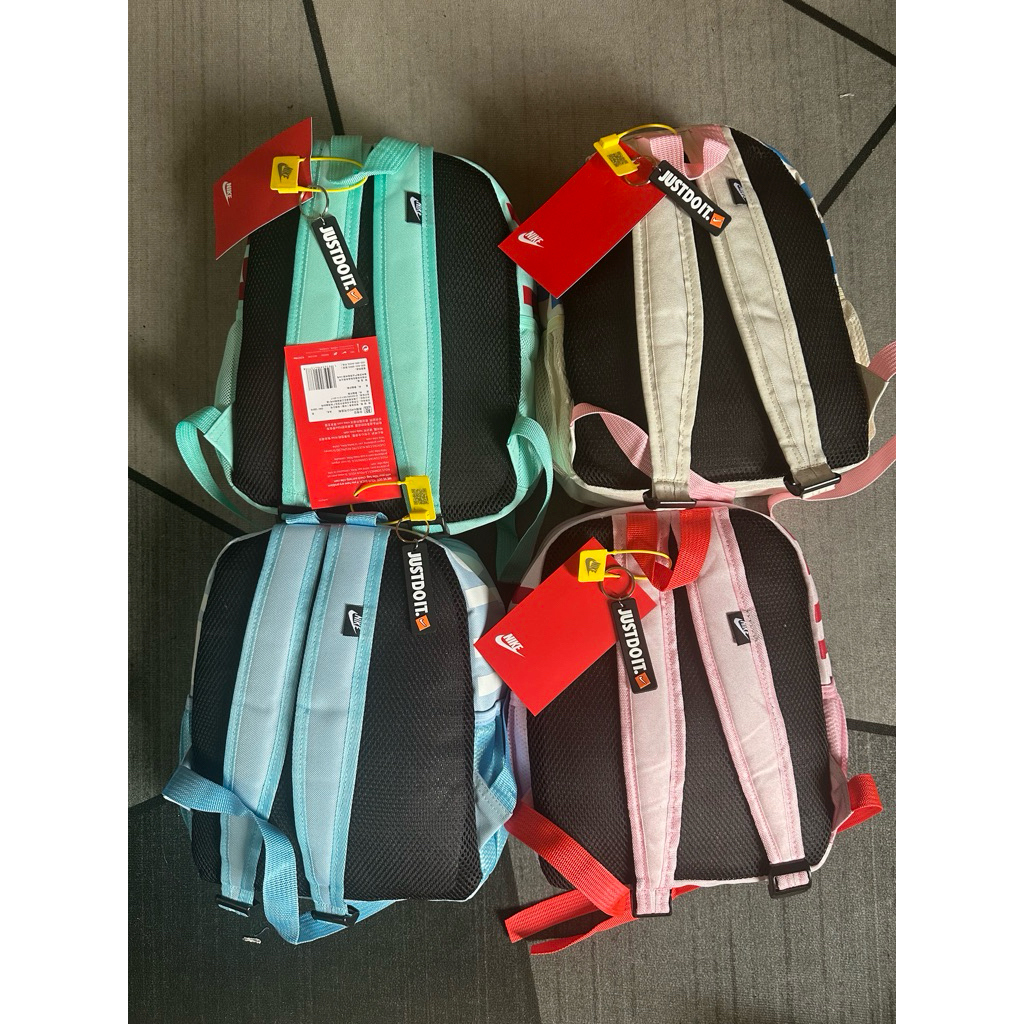 balo nhỏ size 31cm tặng kèm móc khoá , màu sắc nổi bật phiên bản mới