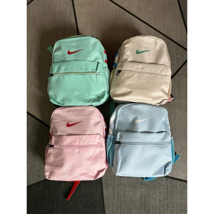 balo nhỏ size 31cm tặng kèm móc khoá , màu sắc nổi bật phiên bản mới