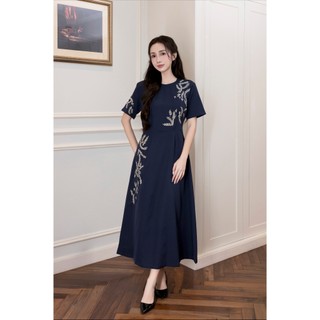 SWANLAKE | Váy Đầm Nữ Suông Cổ Tròn Vải Lụa Dày Thêu Hoa Nhấn Eo Tay Ngắn Sang Trọng Đi Tiệc D13038