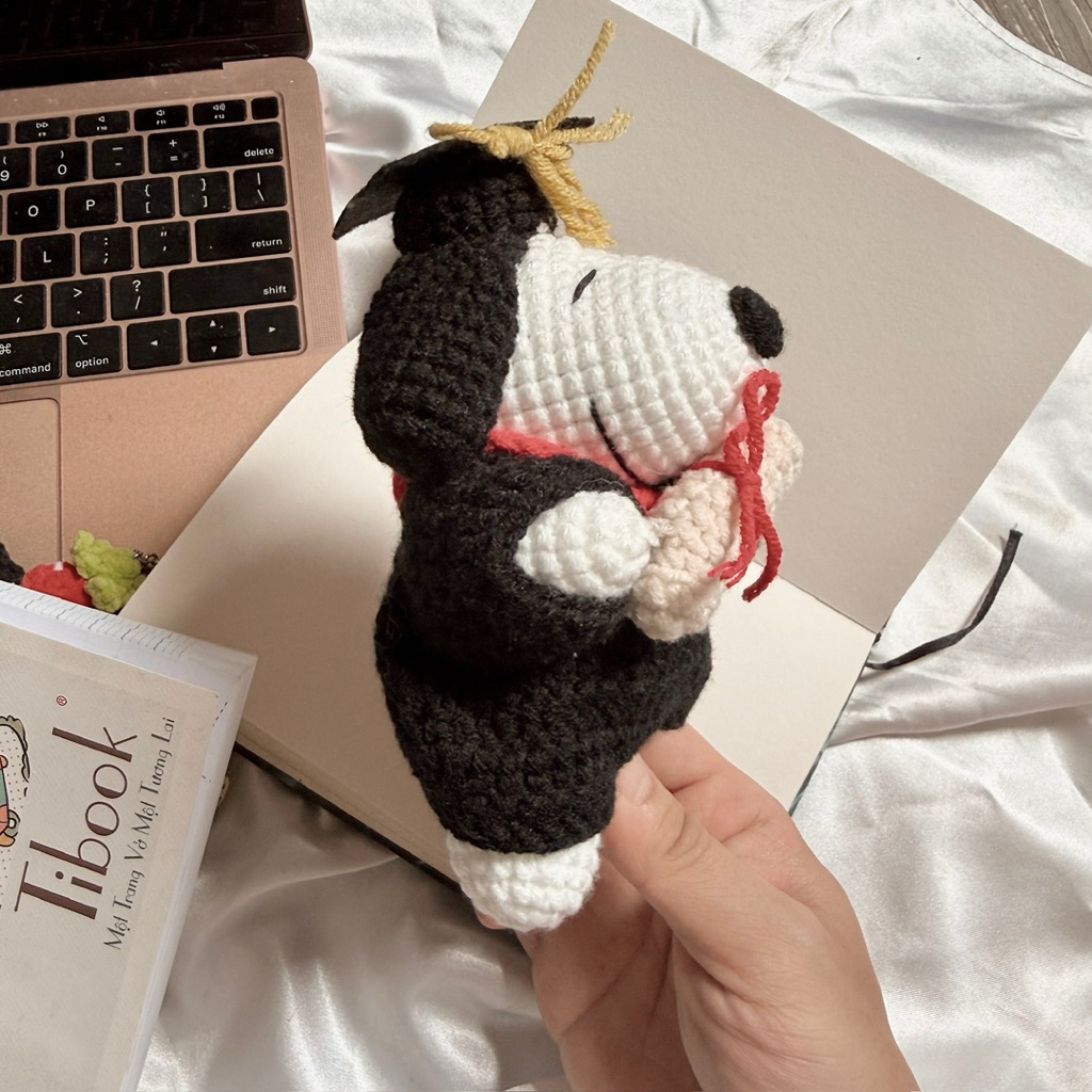 Móc Khoá Len Nhung Snoopy Đội Mũ Tốt Nghiệp Đeo Balo Đi Săn Handmade Màu Pastel Quà Tặng Dễ Thương Độc Đáo