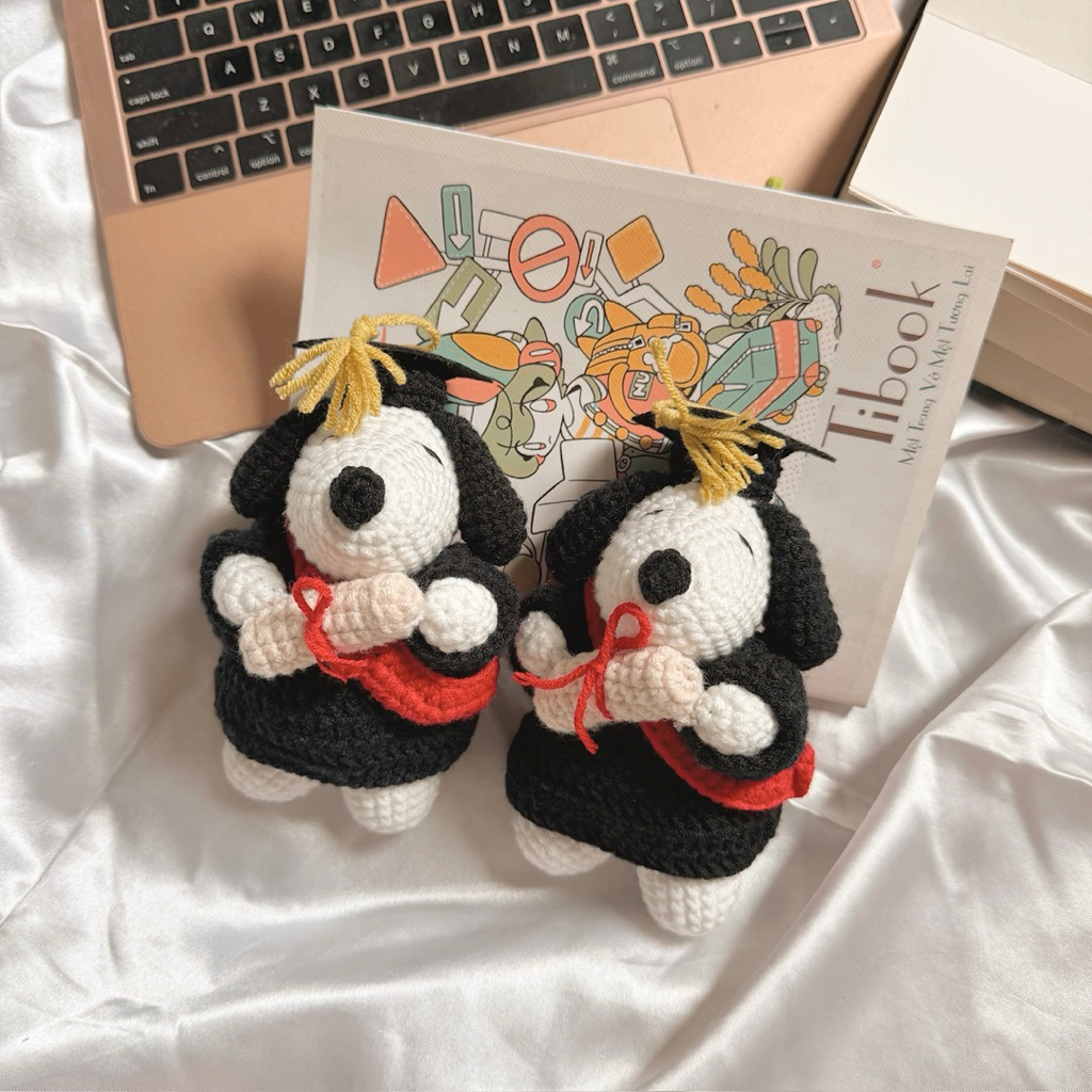 Móc Khoá Len Nhung Snoopy Đội Mũ Tốt Nghiệp Đeo Balo Đi Săn Handmade Màu Pastel Quà Tặng Dễ Thương Độc Đáo