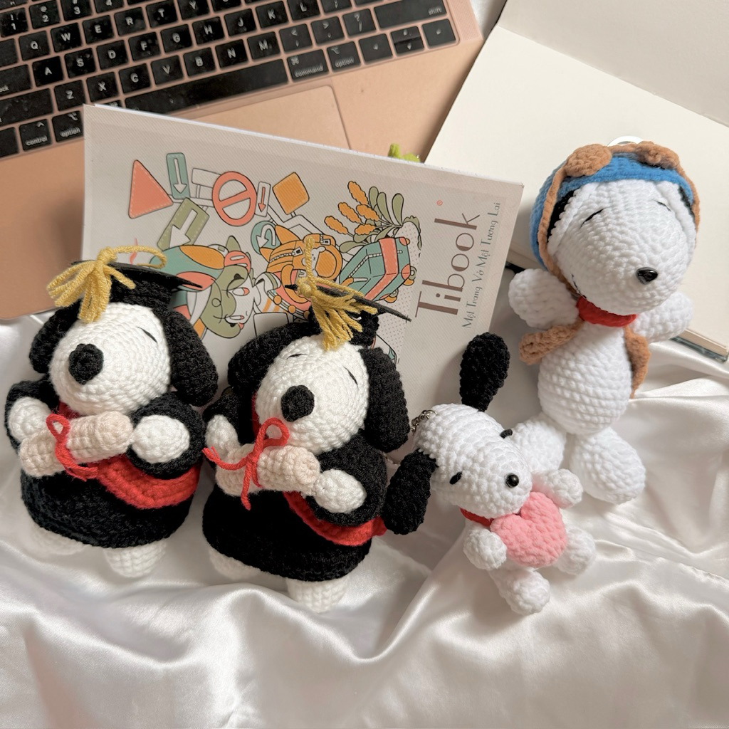 Móc Khoá Len Nhung Snoopy Đội Mũ Tốt Nghiệp Đeo Balo Đi Săn Handmade Màu Pastel Quà Tặng Dễ Thương Độc Đáo