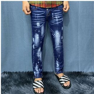Quần jean nam chất da bò bạ đen dày dặn phối chữ AMIRI trắng nổi bật phong cách đường phố.