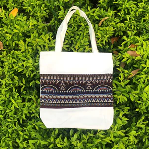 Túi Tote lanh trắng phối dải thổ cẩm hoa văn cổ điển