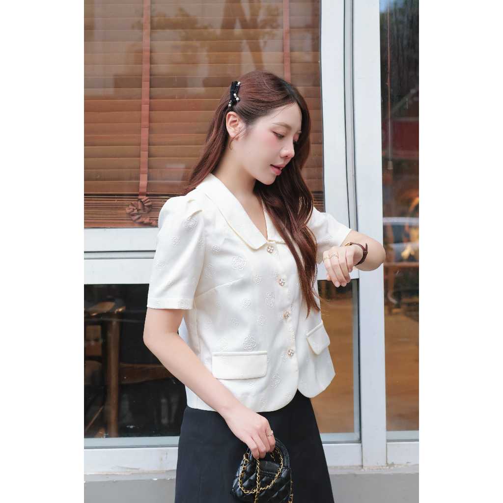 Áo Sơ Mi Nữ Ngắn Tay Màu Kem Họa Tiết Hoa Trà Thiết Kế Đi Làm Đi Chơi - HAAN Design SM2651