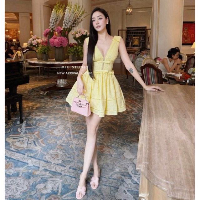 Váy trắng tiểu thư thiết kế dáng xoè cổ V phối nơ sang chảnh, Đầm thô boy hai dây bản to phối viền ren thêu cao cấp