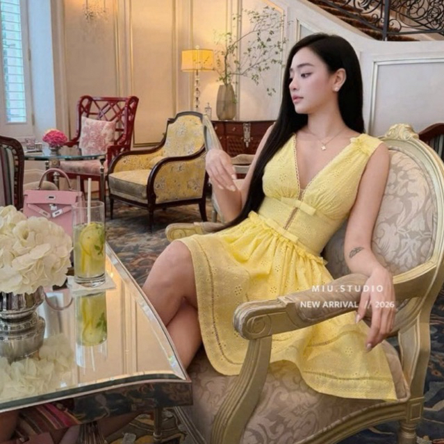 Váy trắng tiểu thư thiết kế dáng xoè cổ V phối nơ sang chảnh, Đầm thô boy hai dây bản to phối viền ren thêu cao cấp
