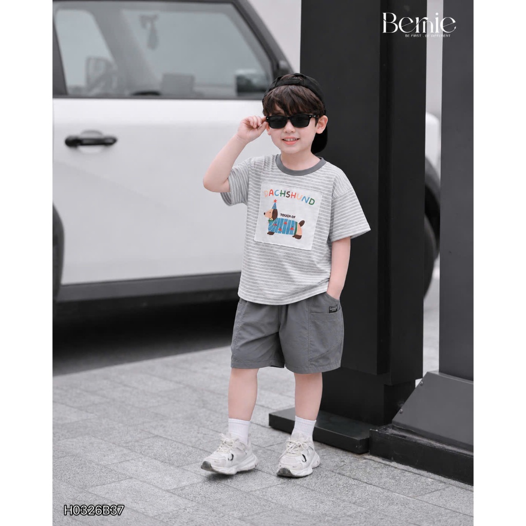 (Hãng Bernie)Bộ quần áo cộc tay  họa tiết kẻ ngang SAUSAGE DOG  ,.chất áo cotton co giãn phối quần kaki  mềm mại