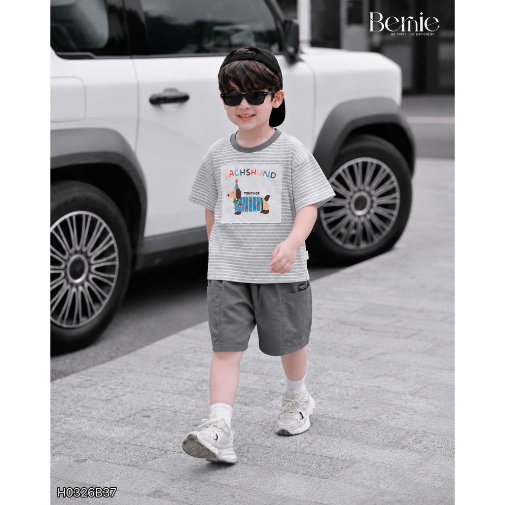 (Hãng Bernie)Bộ quần áo cộc tay  họa tiết kẻ ngang SAUSAGE DOG  ,.chất áo cotton co giãn phối quần kaki  mềm mại